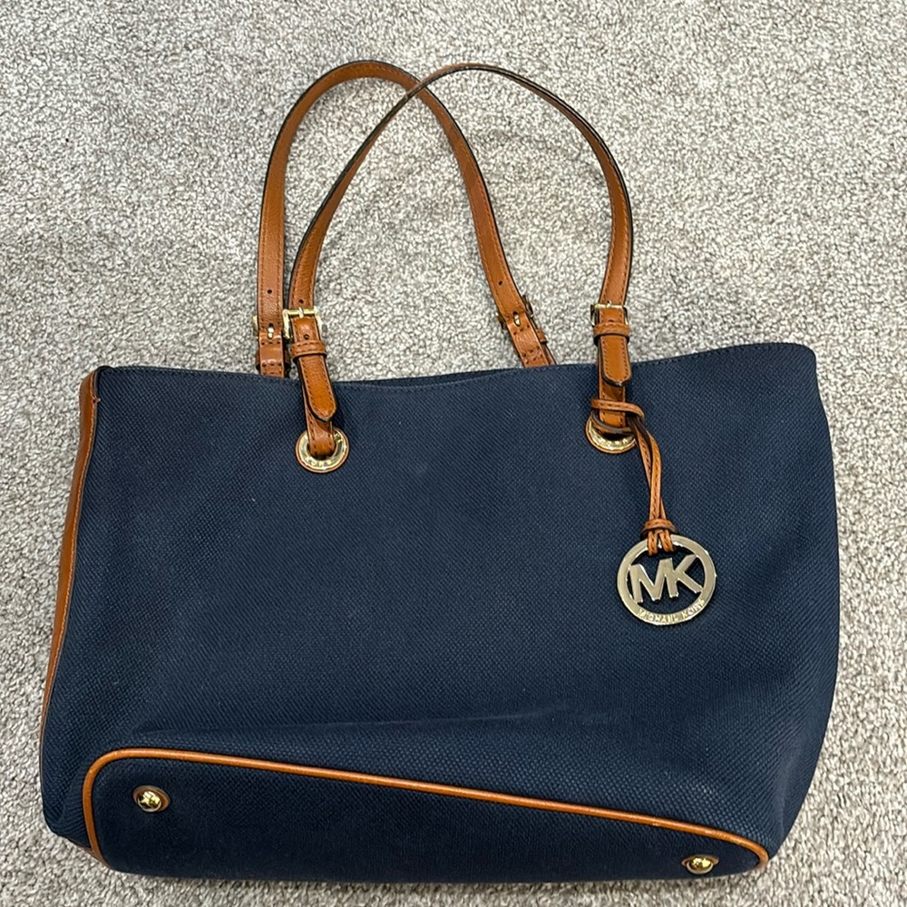 purse barely worn in great condition!